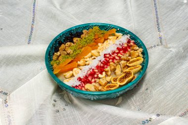 Geleneksel Türk Tatlı Güvencesi veya Ashura 'nın (diğer adıyla Nuh Pudingi) yakınlaştırılması). 