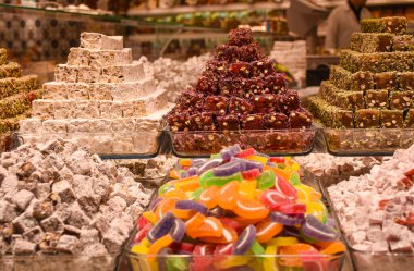 Geleneksel Türk Ramazan tatlısı. Lokum. Bir tezgahta Türk lokumu. Orta Doğu tatlısı. Türk Gıda ve Mutfak Konsepti. Türkiye 'den yenilebilir hediyelik eşya.
