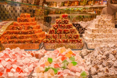 Geleneksel Türk Ramazan tatlısı. Lokum. Bir tezgahta Türk lokumu. Orta Doğu tatlısı. Türk Gıda ve Mutfak Konsepti. Türkiye 'den yenilebilir hediyelik eşya.