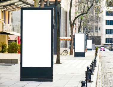 Boş reklam panosu, sokaklarda fotokopi alanı olan halka açık bilgi panosu reklamınız için boş pano, şehirde temiz poster..