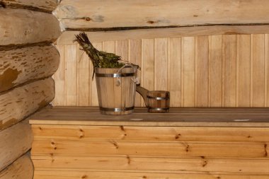 Ahşap sauna, Rus iç mimari tarzında ve aksesuarlı. Kova ve koltuklar Rus hamamında.. 