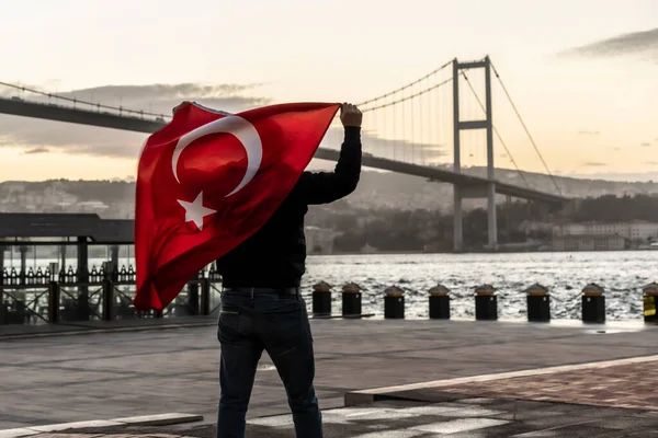 Silhouette Homme Tient Drapeau Turc Devant Pont Des Martyrs Juillet — Photo