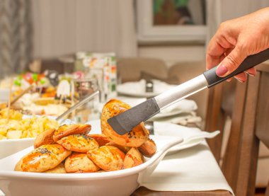 Başlangıç olarak patates salatası, Rus salatası ve siyah tohumlu pogaca (hamur işi) yenebilir. Geleneksel Türk mezeleri yemekten önce. 
