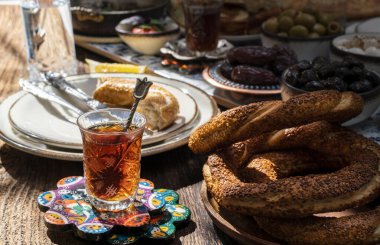 Lezzetli zengin geleneksel Türk kahvaltısı arasında domates, salatalık, peynir, tereyağı, yumurta, bal, ekmek, simit, zeytin ve çay fincanları yer alıyor. Ramazan Suhoor diğer adıyla Sahur (oruç tutmadan önce sabah yemeği). 