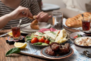 Lezzetli zengin geleneksel Türk kahvaltısı arasında domates, salatalık, peynir, tereyağı, yumurta, bal, ekmek, simit, zeytin ve çay fincanları yer alıyor. Ramazan Suhoor diğer adıyla Sahur (oruç tutmadan önce sabah yemeği). 