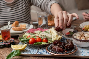 Lezzetli zengin geleneksel Türk kahvaltısı arasında domates, salatalık, peynir, tereyağı, yumurta, bal, ekmek, simit, zeytin ve çay fincanları yer alıyor. Ramazan Suhoor diğer adıyla Sahur (oruç tutmadan önce sabah yemeği). 