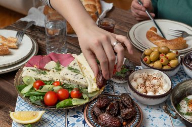 Lezzetli zengin geleneksel Türk kahvaltısı arasında domates, salatalık, peynir, tereyağı, yumurta, bal, ekmek, simit, zeytin ve çay fincanları yer alıyor. Ramazan Suhoor diğer adıyla Sahur (oruç tutmadan önce sabah yemeği). 