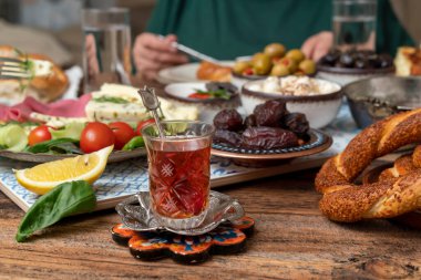Lezzetli zengin geleneksel Türk kahvaltısı arasında domates, salatalık, peynir, tereyağı, yumurta, bal, ekmek, simit, zeytin ve çay fincanları yer alıyor. Ramazan Suhoor diğer adıyla Sahur (oruç tutmadan önce sabah yemeği). 