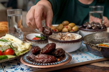 Lezzetli zengin geleneksel Türk kahvaltısı arasında domates, salatalık, peynir, tereyağı, yumurta, bal, ekmek, simit, zeytin ve çay fincanları yer alıyor. Ramazan Suhoor diğer adıyla Sahur (oruç tutmadan önce sabah yemeği). 