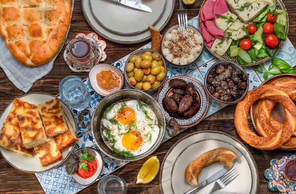 Leckeres Reichhaltiges Traditionelles Türkisches Frühstück Mit Tomaten Gurken Käse Butter — Stockfoto