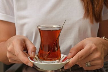 Geleneksel siyah Türk çayı