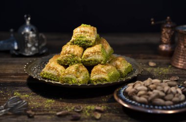 Geleneksel Türk Ramazan tatlısı - şam fıstıklı baklava (Türkçe: fistikli baklava). Bayram mübareği. Ramazan bayrami. Ramazan Kareem.