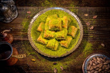 Geleneksel Türk Ramazan tatlısı - şam fıstıklı baklava (Türkçe: fistikli baklava). Bayram mübareği. Ramazan bayrami. Ramazan Kareem.