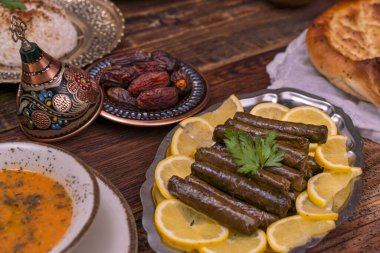 Geleneksel Türk yemekleri arasında pilav (haşlanmış pirinç), mercimek çorbası, patatesli İzmir köftesi, sarma, kibbe (diğer adıyla icli kofte), kurutulmuş hurma meyveleri yer alıyor. Ramazan iftarı (oruçtan sonra akşam yemeği)).