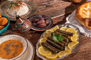 Geleneksel Türk yemekleri arasında pilav (haşlanmış pirinç), mercimek çorbası, patatesli İzmir köftesi, sarma, kibbe (diğer adıyla icli kofte), kurutulmuş hurma meyveleri yer alıyor. Ramazan iftarı (oruçtan sonra akşam yemeği)).