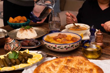 Geleneksel Türk yemekleri arasında pilav (haşlanmış pirinç), mercimek çorbası, patatesli İzmir köftesi, sarma, kibbe (diğer adıyla icli kofte), kurutulmuş hurma meyveleri yer alıyor. Ramazan iftarı (oruçtan sonra akşam yemeği)).