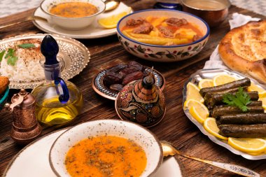 Geleneksel Türk yemekleri arasında pilav (haşlanmış pirinç), mercimek çorbası, patatesli İzmir köftesi, sarma, kibbe (diğer adıyla icli kofte), kurutulmuş hurma meyveleri yer alıyor. Ramazan iftarı (oruçtan sonra akşam yemeği)).