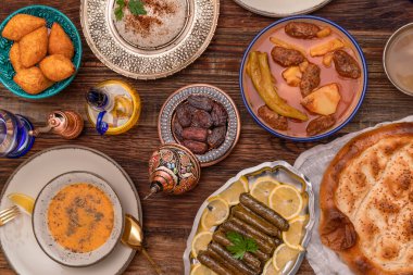 Geleneksel Türk yemekleri arasında pilav (haşlanmış pirinç), mercimek çorbası, patatesli İzmir köftesi, sarma, kibbe (diğer adıyla icli kofte), kurutulmuş hurma meyveleri yer alıyor. Ramazan iftarı (oruçtan sonra akşam yemeği)).