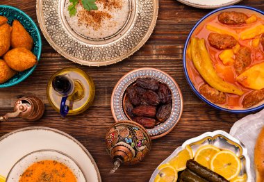 Geleneksel Türk yemekleri arasında pilav (haşlanmış pirinç), mercimek çorbası, patatesli İzmir köftesi, sarma, kibbe (diğer adıyla icli kofte), kurutulmuş hurma meyveleri yer alıyor. Ramazan iftarı (oruçtan sonra akşam yemeği)).