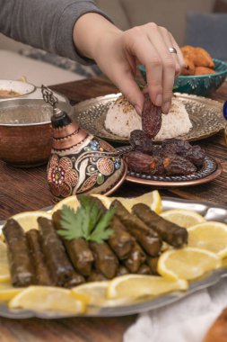 Geleneksel Türk yemekleri arasında pilav (haşlanmış pirinç), mercimek çorbası, patatesli İzmir köftesi, sarma, kibbe (diğer adıyla icli kofte), kurutulmuş hurma meyveleri yer alıyor. Ramazan iftarı (oruçtan sonra akşam yemeği)).