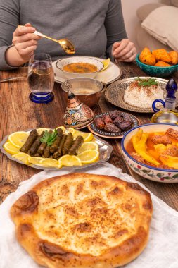 Geleneksel Türk yemekleri arasında pilav (haşlanmış pirinç), mercimek çorbası, patatesli İzmir köftesi, sarma, kibbe (diğer adıyla icli kofte), kurutulmuş hurma meyveleri yer alıyor. Ramazan iftarı (oruçtan sonra akşam yemeği)).