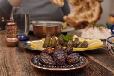 Geleneksel Türk yemekleri arasında pilav (haşlanmış pirinç), mercimek çorbası, patatesli İzmir köftesi, sarma, kibbe (diğer adıyla icli kofte), kurutulmuş hurma meyveleri yer alıyor. Ramazan iftarı (oruçtan sonra akşam yemeği)).