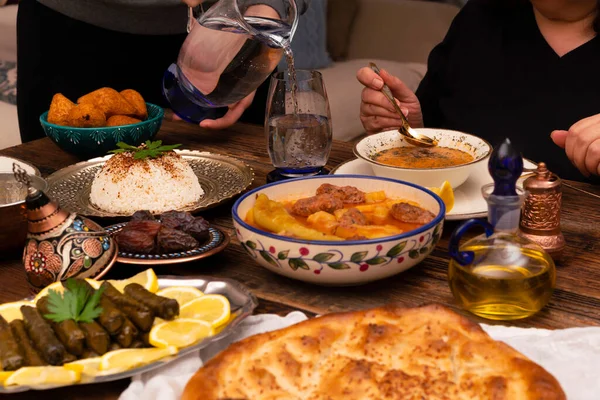 Geleneksel Türk yemekleri arasında pilav (haşlanmış pirinç), mercimek çorbası, patatesli İzmir köftesi, sarma, kibbe (diğer adıyla icli kofte), kurutulmuş hurma meyveleri yer alıyor. Ramazan iftarı (oruçtan sonra akşam yemeği)).