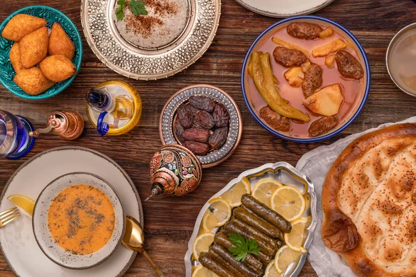 Geleneksel Türk yemekleri arasında pilav (haşlanmış pirinç), mercimek çorbası, patatesli İzmir köftesi, sarma, kibbe (diğer adıyla icli kofte), kurutulmuş hurma meyveleri yer alıyor. Ramazan iftarı (oruçtan sonra akşam yemeği)).