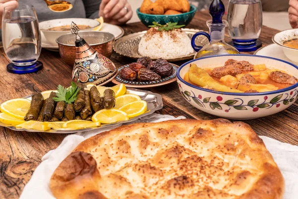 Geleneksel Türk yemekleri arasında pilav (haşlanmış pirinç), mercimek çorbası, patatesli İzmir köftesi, sarma, kibbe (diğer adıyla icli kofte), kurutulmuş hurma meyveleri yer alıyor. Ramazan iftarı (oruçtan sonra akşam yemeği)).