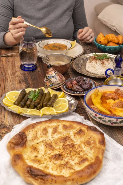 Geleneksel Türk yemekleri arasında pilav (haşlanmış pirinç), mercimek çorbası, patatesli İzmir köftesi, sarma, kibbe (diğer adıyla icli kofte), kurutulmuş hurma meyveleri yer alıyor. Ramazan iftarı (oruçtan sonra akşam yemeği)).