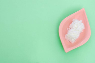 Geleneksel Türk tatlısı - Pamuk Şeker (diğer adıyla Pismaniye) renkli arka planda. Uzayı metin için kopyala. Renkli moda konsepti. Yaratıcı gıda minimalizmi. 