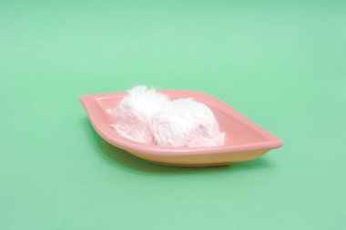 Geleneksel Türk tatlısı - Pamuk Şeker (diğer adıyla Pismaniye) renkli arka planda. Uzayı metin için kopyala. Renkli moda konsepti. Yaratıcı gıda minimalizmi. 