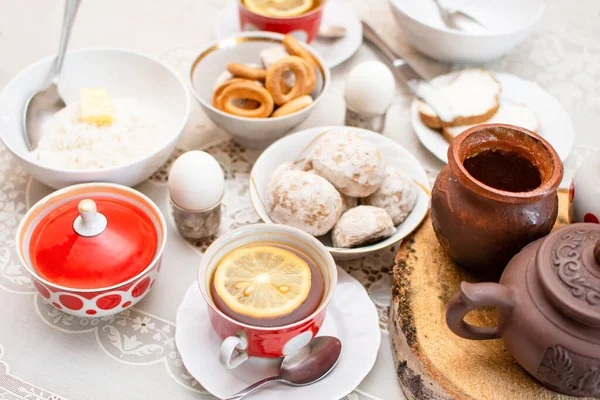 Traditional Russian Ukrainian Breakfast Eggs Rice Porridge Honey Bagels Sushki — ストック写真