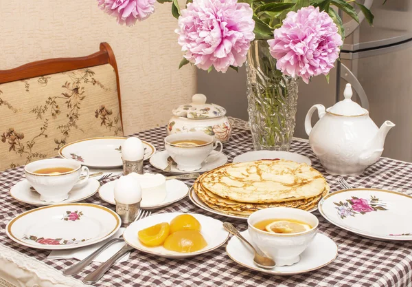 Traditional Russian Ukrainian Breakfast Homemade Pancakes Tea Lemon Traditional Russian — Stock Photo, Image