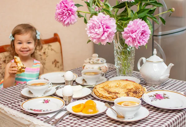 Traditioneel Russisch Oekraïens Ontbijt Zelfgemaakte Pannenkoeken Thee Met Citroen Traditionele — Stockfoto