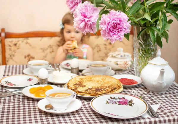 Traditional Russian Ukrainian Breakfast Homemade Pancakes Tea Lemon Traditional Russian — Foto Stock