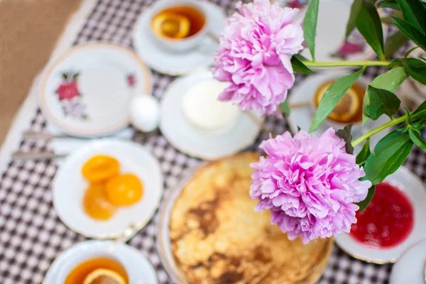 Traditioneel Russisch Oekraïens Ontbijt Zelfgemaakte Pannenkoeken Thee Met Citroen Traditionele — Stockfoto