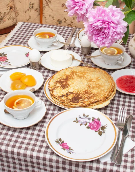 Traditioneel Russisch Oekraïens Ontbijt Zelfgemaakte Pannenkoeken Thee Met Citroen Traditionele Rechtenvrije Stockfoto's