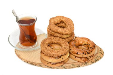 Beyaza izole edilmiş çay ile ünlü Türk geleneksel simidi. Kandil simit (kandil simidi) adlı bu simit, genellikle minarelerin aydınlandığı beş kutsal İslami geceden birinde yenir.