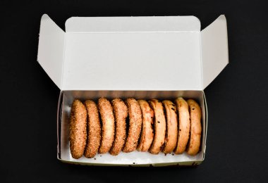 Beyaza izole edilmiş çay ile ünlü Türk geleneksel simidi. Kandil simit (kandil simidi) adlı bu simit, genellikle minarelerin aydınlandığı beş kutsal İslami geceden birinde yenir.