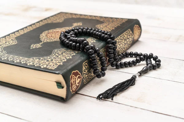 Свята Ісламська Книга Коран Намистинами Дерев Яному Тлі Коран Написом — стокове фото