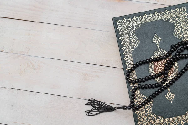 Holy Islamic Book Koran Met Rozenkrans Kralen Houten Achtergrond Koran — Stockfoto