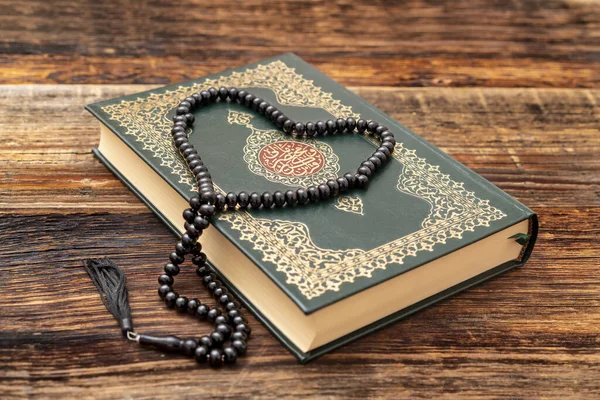 Holy Islamic Book Koran Met Rozenkrans Kralen Houten Achtergrond Koran — Stockfoto