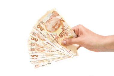 Beyaz arka planda Türk lirası tutan eller izole edilmiş. Para saymak ya da harcamak.