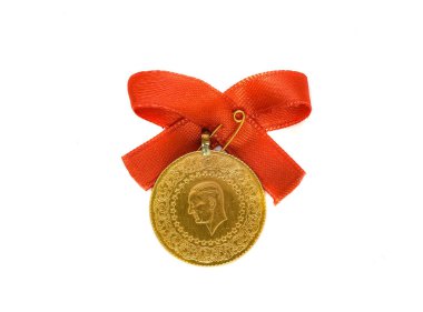 Beyaz zemin üzerinde kırmızı kurdeleli geleneksel Türk altın sikkesi. 