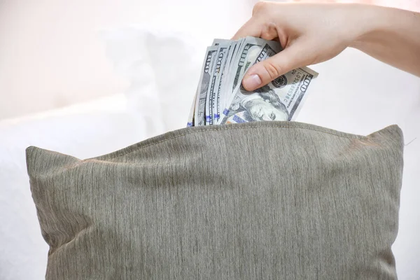 Женщина Спрятала Деньги Долларовые Купюры Внутри Подушки Экономическая Концепция Экономия — стоковое фото