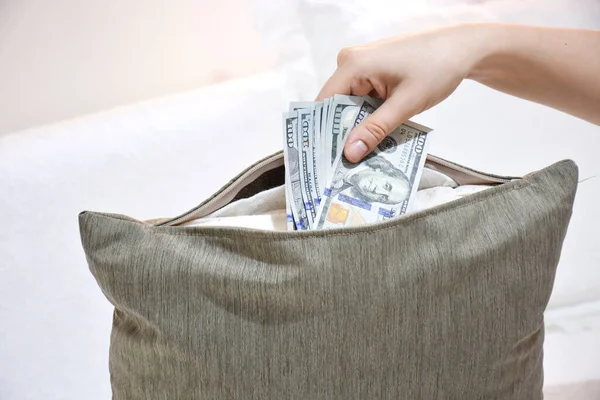 Женщина Спрятала Деньги Долларовые Купюры Внутри Подушки Экономическая Концепция Экономия — стоковое фото