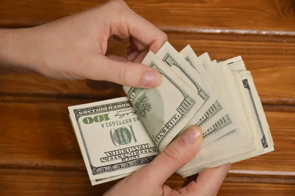 Женские Руки Пересчитывающие Доллары — стоковое фото