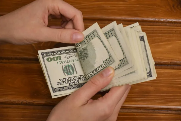 Женские Руки Пересчитывающие Доллары — стоковое фото