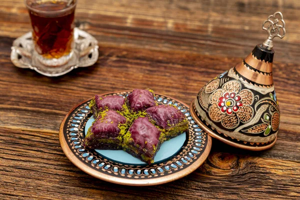 木製の背景に伝統的なトルコのデザート バクラバ バイオレットバクラバ の閉鎖 ラマダーン月 トルコ語 Ramazan Bayrami で最も人気のあるデザート 伝統的なトルコ茶をグラスカップで — ストック写真